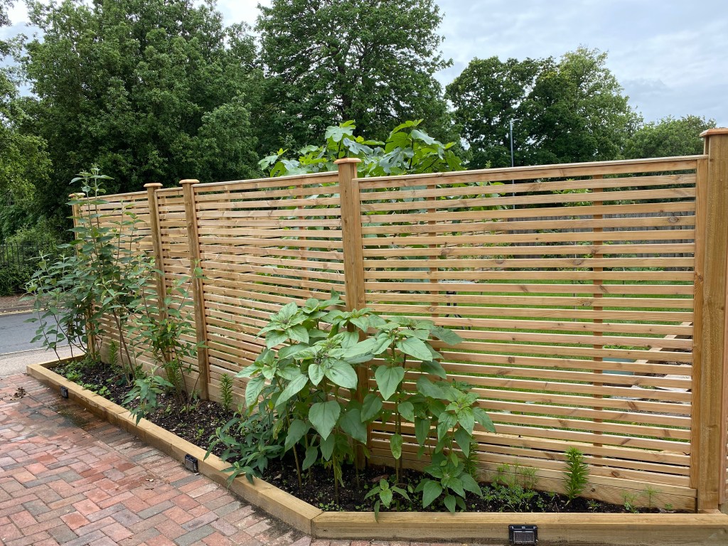 Venetian style panel fencing